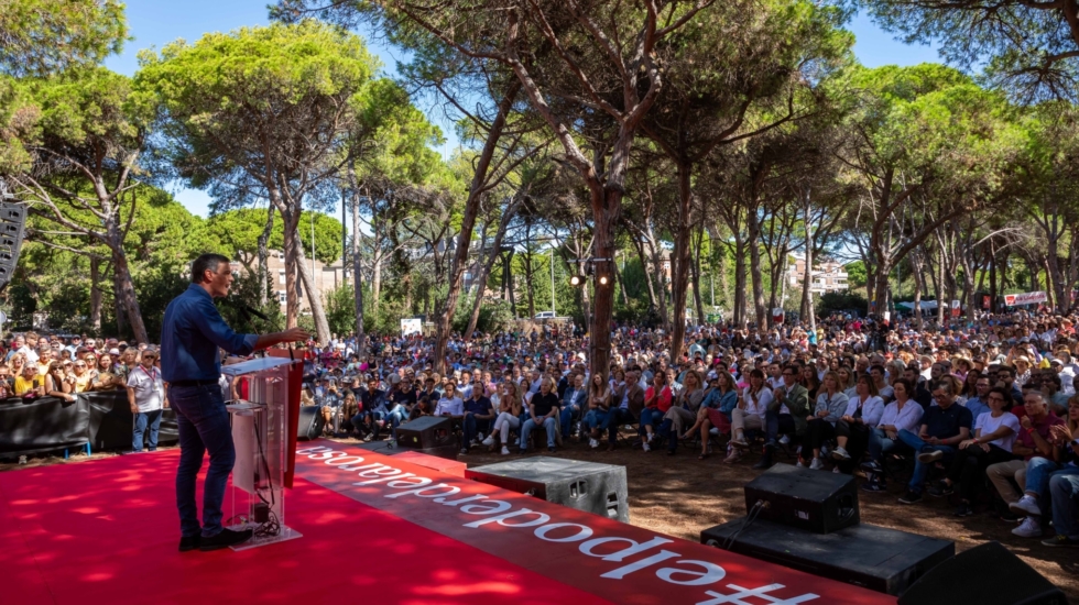 El presidente del Gobierno en funciones, Pedro Sánchez, interviene durante la Festa de la Rosa del PSC, en la Pineda de Gavà, a 24 de septiembre de 2023, en Gavà, Barcelona, Catalunya (España). Sánchez ha participado hoy en la Fiesta de la Rosa del Partido Socialista de Cataluña en Gavà, después de que el año pasado no pudiera asistir por dar positivo en coronavirus. Según la portavoz del PSC, se trata de "un momento de encuentro y de unión de la militancia", para poder explicar cómo los socialistas hacen política útil para toda Catalunya. 24 SEPTIEMBRE 2023;BARCELONA;CATALUNYA;FESTA ROSA PSC Kike Rincón / Europa Press 24/9/2023