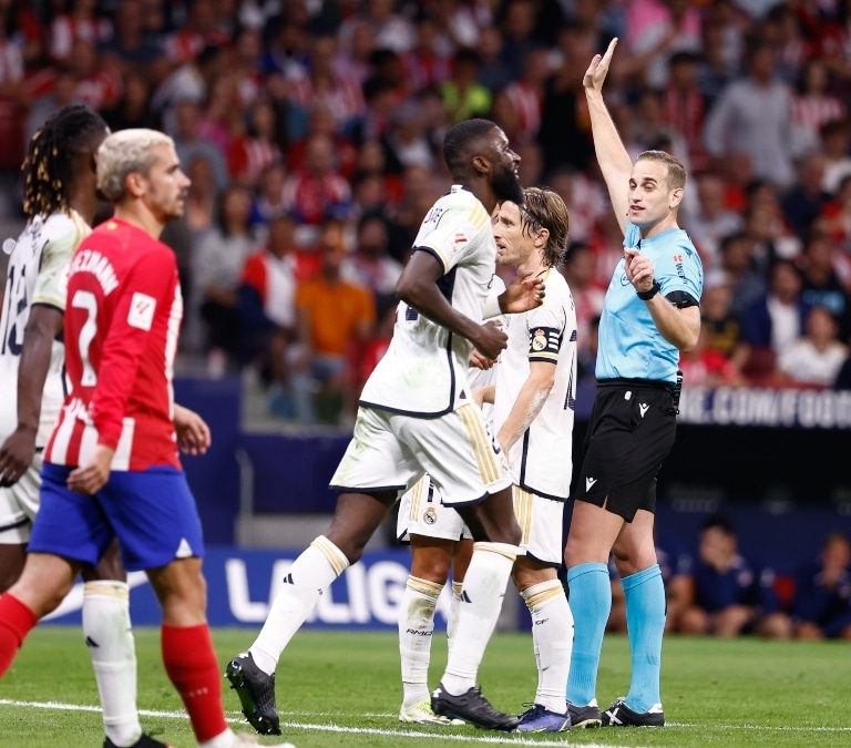 Real Madrid TV denuncia «errores garrafales» en el arbitraje del derbi