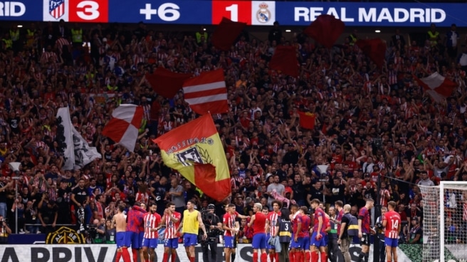 Los aficionados del Atlético de Madrid celebran la victoria en el derbi Los aficionados del Atlético de Madrid