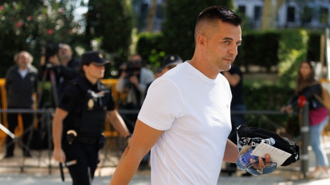 El hermano de Jenni Hermoso este lunes entrando en la Audiencia Nacional para testificar por el 'caso Rubiales' El hermano de Jenni Hermoso este lunes entrando en la Audiencia Nacional para testificar por el 'caso Rubiales'