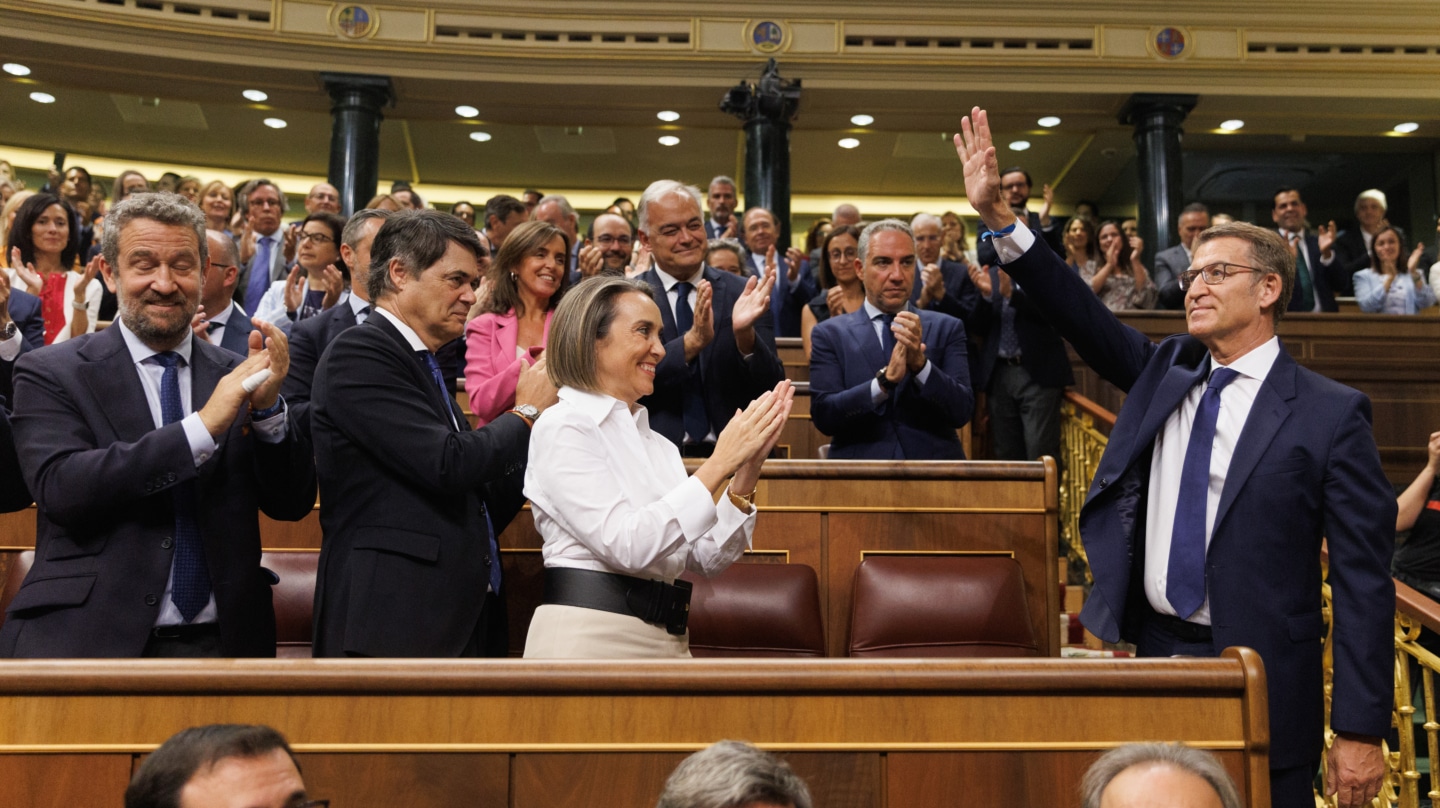 Feijóo saluda la ovación de los diputados del PP.