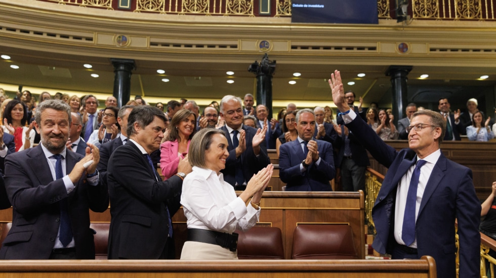 Feijóo saluda la ovación de los diputados del PP.