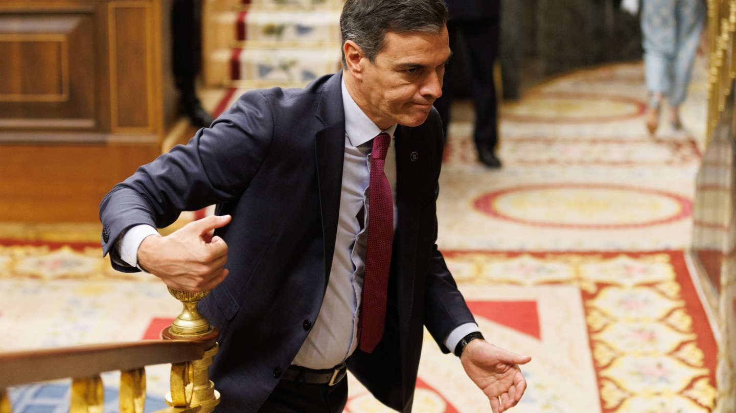 El presidente del Gobierno en funciones, Pedro Sánchez, durante el pleno de investidura del líder del Partido Popular, en el Congreso de los Diputados, a 27 de septiembre de 2023, en Madrid (España). El presidente del PP y candidato al Gobierno se sometió ayer, 26 de septiembre, a la primera sesión de su debate de investidura en el Congreso, que duró siete horas y media y fue el primero en el que se escuchan discursos en lenguas cooficiales con el uso de pinganillos para recibir la traducción simultánea. Hoy, se vota su candidatura en 'primera vuelta', resultado que marcará el pleno previsto para celebrarse en 488 horas, el viernes, 29 de septiembre, en caso de Feijóo no logre la mayoría absoluta (176 diputados) que se requiere en el primer intento. 27 SEPTIEMBRE 2023;MADRID;SEGUNDO DÍA SESIÓN INVESTIDURA;CONGRESO DE LOS DIPUTADOS;FEIJÓO Eduardo Parra / Europa Press 27/9/2023