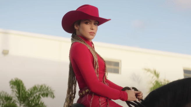 ¿Ex niñera o padre de Piqué? Nueva canción de Shakira 'El Jefe' Shakira en el videoclip de su nueva canción 'El Jefe', mientras los fans preguntan si va dedicada a la ex niñera o padre de Piqué