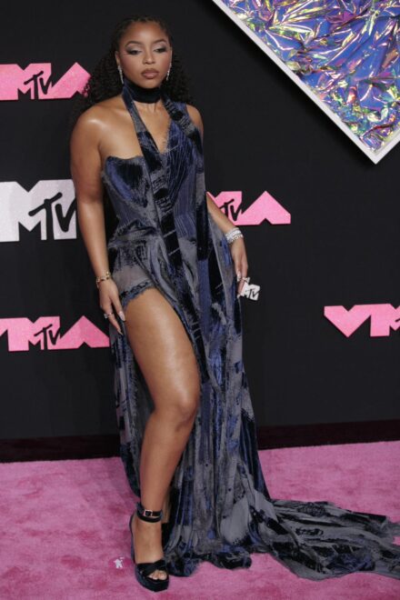 Chloe Bailey, la hermana de Halle, que da vida a la Sirenita en la nueva película de Disney, en la alfombra roja de los MTV VMAs 2023