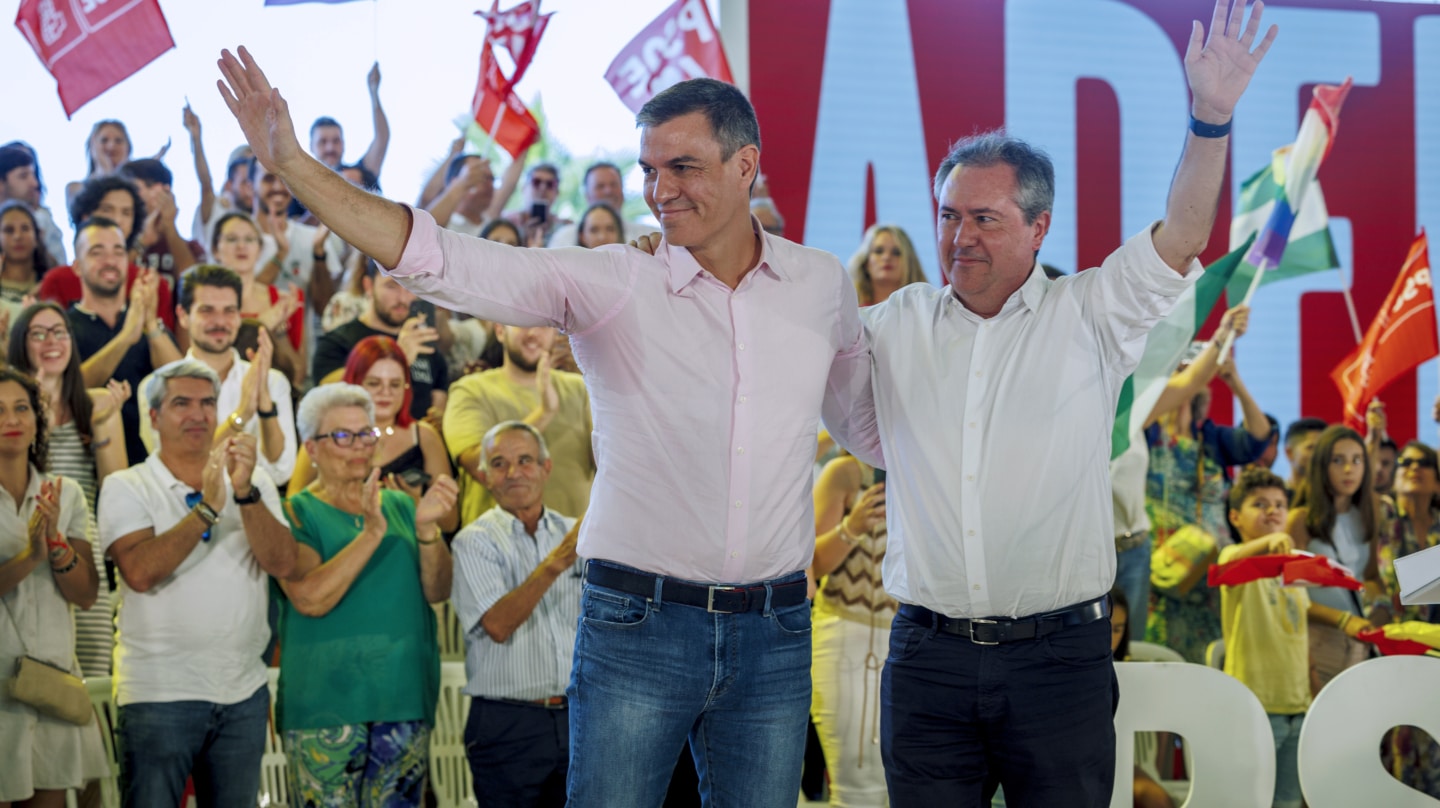 LA RINCONADA (SEVILLA), 30/09/2023.- El presidente del Gobierno en funciones, Pedro Sánchez (i), junto a Juan Espadas (d), participa en un acto del PSOE en la Rinconada (Sevilla), su primera comparecencia pública tras la investidura fallida del líder del PP, Alberto Núñez Feijóo. EFE/Julio Muñoz