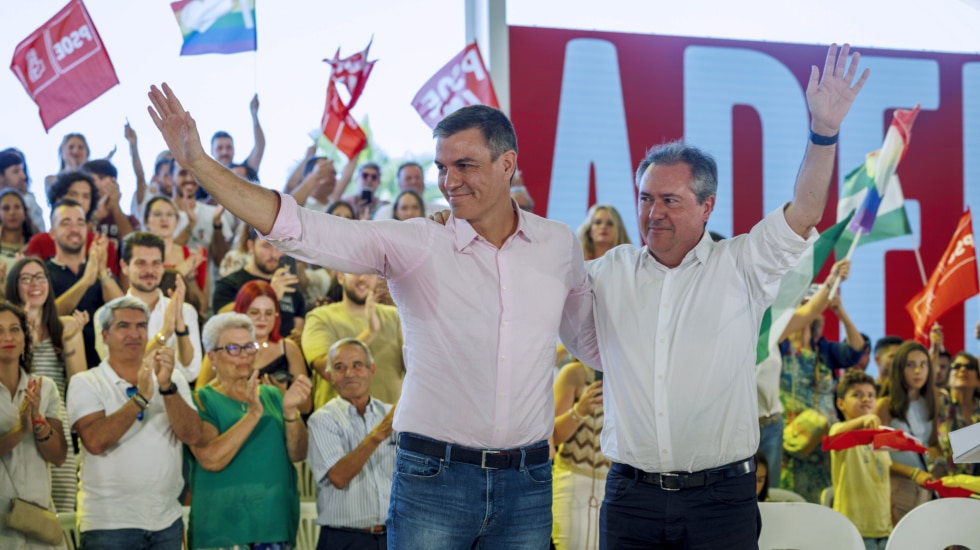 LA RINCONADA (SEVILLA), 30/09/2023.- El presidente del Gobierno en funciones, Pedro Sánchez (i), junto a Juan Espadas (d), participa en un acto del PSOE en la Rinconada (Sevilla), su primera comparecencia pública tras la investidura fallida del líder del PP, Alberto Núñez Feijóo. EFE/Julio Muñoz