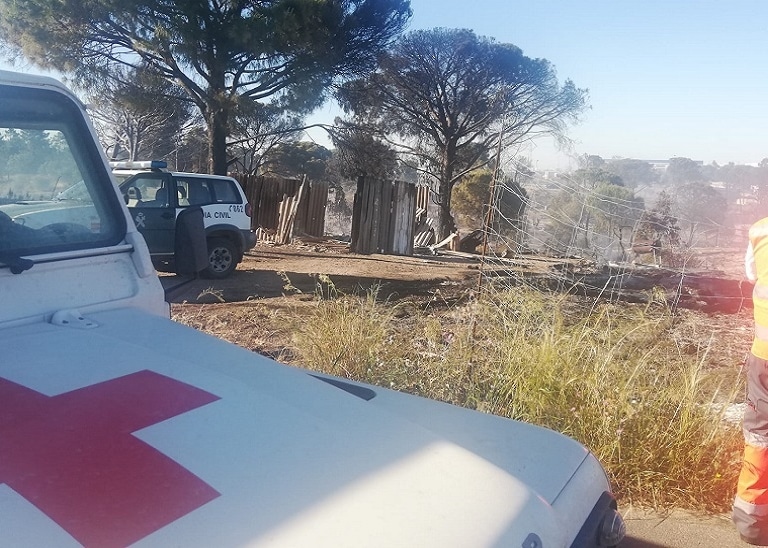Varios heridos y 200 chabolas afectadas en un incendio en un asentamiento de Huelva