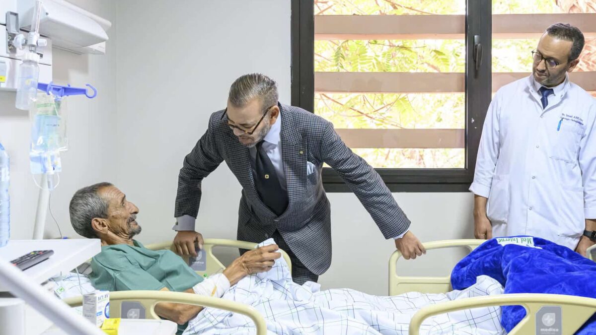 El rey Mohamed VI de Marruecos charló con varios heridos y con personal sanitario durante su visita hoy martes al Centro Hospitalario de Marrakech.