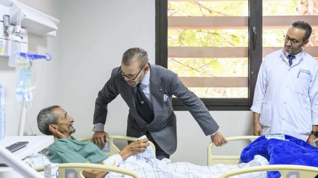 El rey Mohamed VI de Marruecos charló con varios heridos y con personal sanitario durante su visita hoy martes al Centro Hospitalario de Marrakech.
