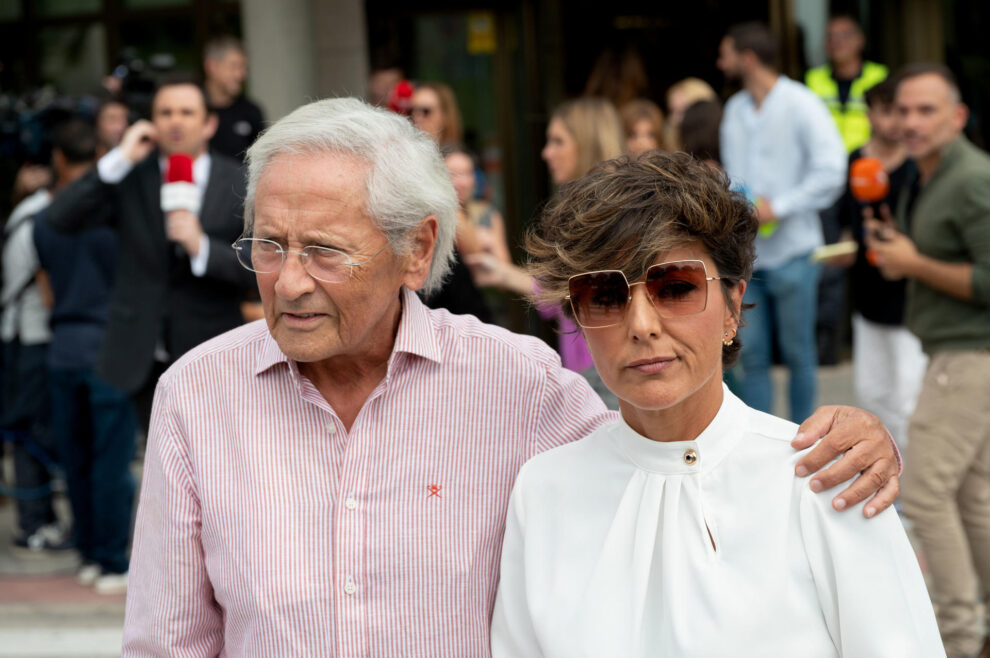 La periodista Sonsoles Ónega (d) junto a su padre, Fernando Ónega. EFE/Fernando Villar