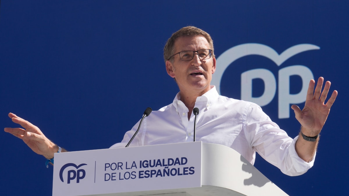 El líder del Partido Popular, Alberto Núñez-Feijóo, durante el acto del PP celebrado en la plaza de Felipe II en defensa de la igualdad de todos los españoles, este domingo en Madrid.