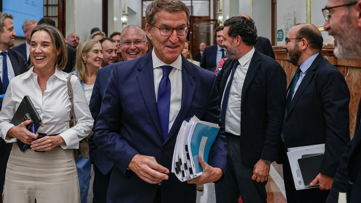 El candidato y líder del PP Alberto Núñez Feijóo (c) tras la primera sesión del debate de su investidura a la Presidencia del Gobierno, este martes en el Congreso.