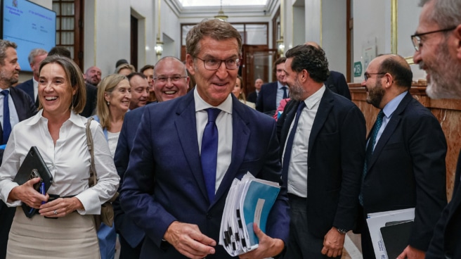 Un buen discurso de Feijóo El candidato y líder del PP Alberto Núñez Feijóo (c) tras la primera sesión del debate de su investidura a la Presidencia del Gobierno, este martes en el Congreso.
