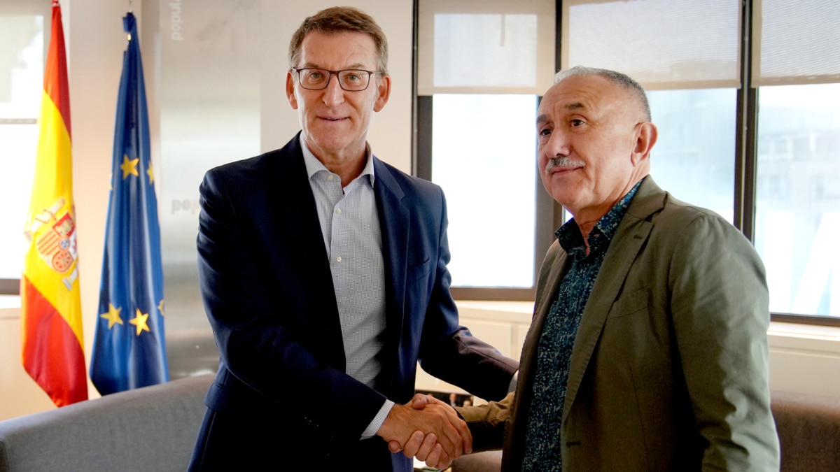 El líder del PP, Alberto Núñez Feijóo (i), y el secretario general de UGT, Pepe Álvarez (d), se reúnen este martes en Madrid.