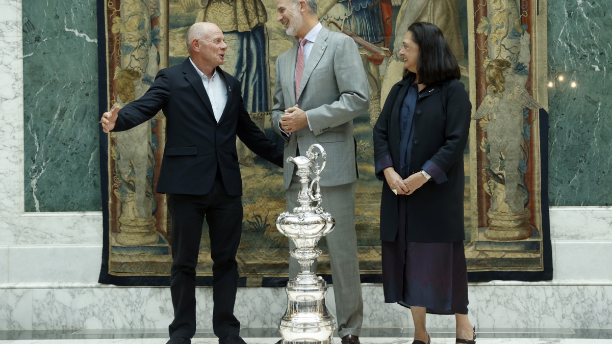El rey Felipe VI junto al CEO de Emirates Team New Zealand (ETNZ) y de America's Cup Event (ACE) Barcelona