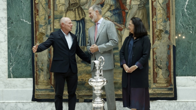 Felipe VI recibe a Collboni, Griffiths y Gran Dalton en su visita a Barcelona El rey Felipe VI junto al CEO de Emirates Team New Zealand (ETNZ) y de America's Cup Event (ACE) Barcelona