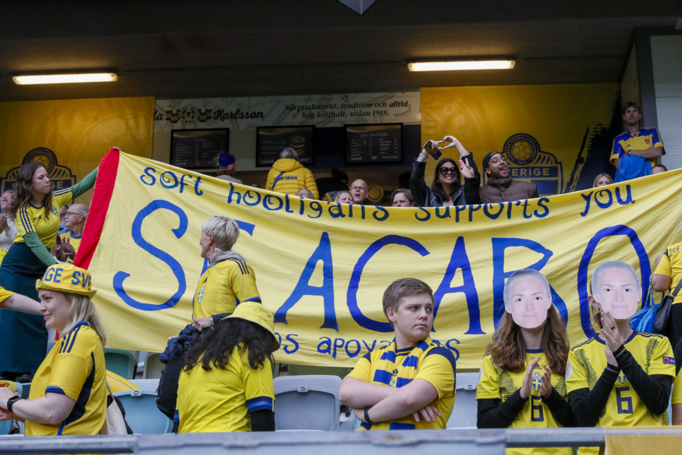 Aficionados muestran una pancarta de apoyo a las jugadoras de ambas selecciones este viernes, previo  al partido de la Liga de las Naciones, entre Suecia y España, en Gotemburgo. 