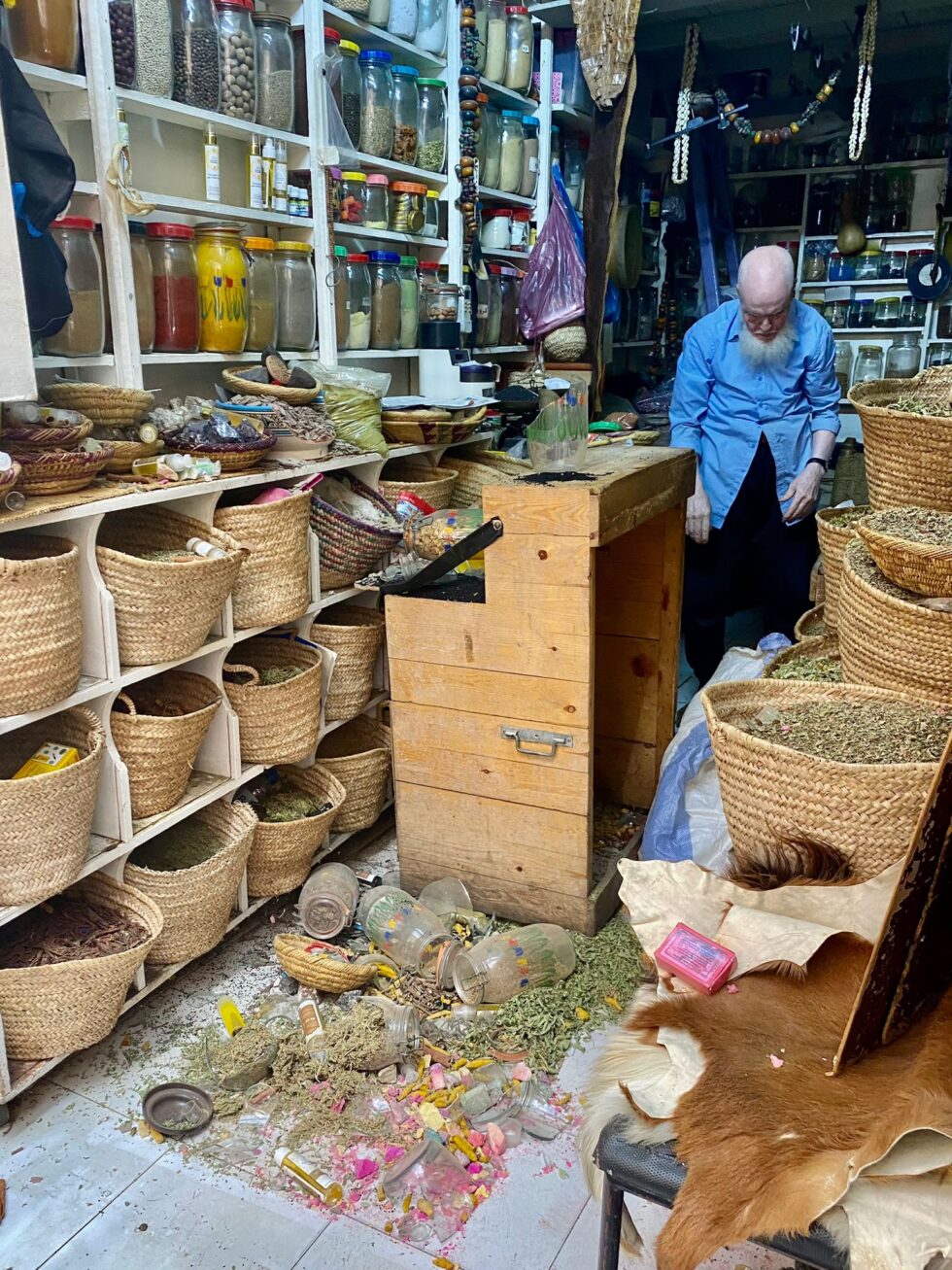 Consecuencias del terremoto en una de las tiendas de especias de Marrakech.