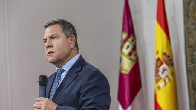 Page: "¿Qué hubiera pasado si solo hubieran tenido autonomía Cataluña, País Vasco y Galicia?" El presidente de Castilla-La Mancha, Emiliano García-Page, recibe a la futbolista y campeona del mundo Alba Redondo y a la preparadora física Blanca Romero, este jueves en el Palacio de Fuensalida, en Toledo.