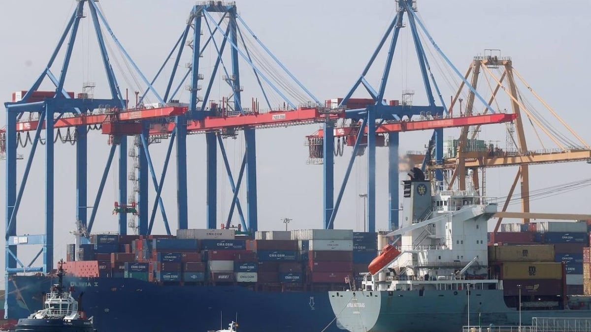 Portacontenedores en el puerto de Valencia (Efe).