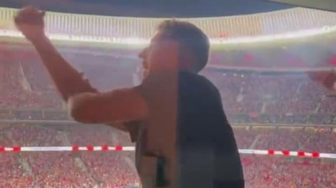 Gianluca, hijo de Simeone, provocando desde el palco a los seguidores del Real Madrid Gianluca Simeone