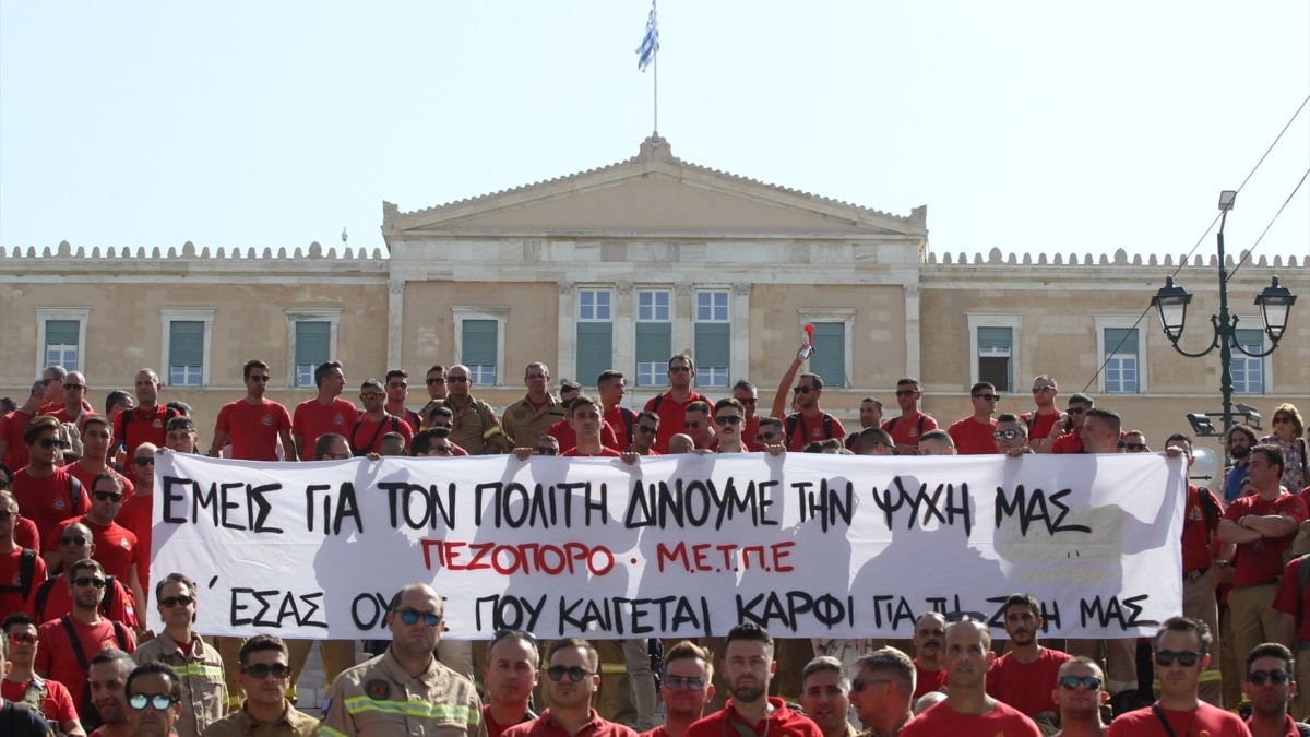 Bomberos protestan frente al Parlamento griego el pasado jueves en Atenas, durante la huelga de 24 horas convocada para protestar contra la reforma laboral.