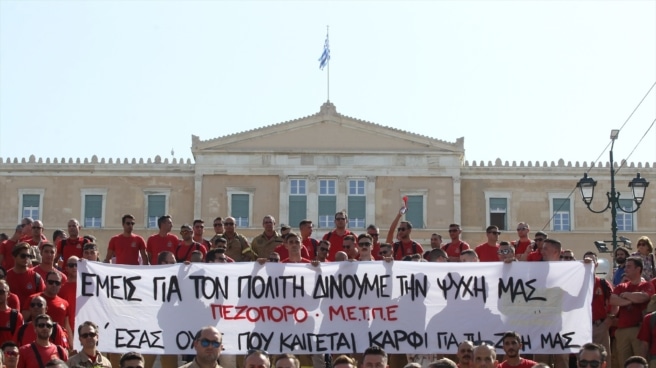 Bomberos protestan frente al Parlamento griego el pasado jueves en Atenas, durante la huelga de 24 horas convocada para protestar contra la reforma laboral.