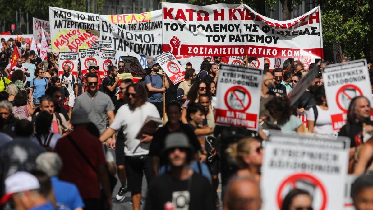 Los trabajadores participan en una protesta que Marca una huelga general contra las reformas laborales previstas por el gobierno