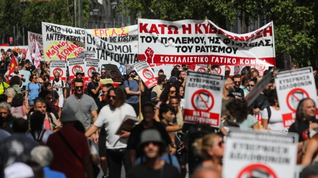 Grecia aprueba la semana laboral de seis días y trabajar hasta 13 horas por jornada pese a las protestas Los trabajadores participan en una protesta que Marca una huelga general contra las reformas laborales previstas por el gobierno