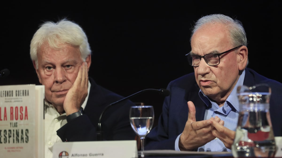 El ex vicepresidente del Gobierno Alfonso Guerra (d), junto al ex presidente del Gobierno Felipe González (i), durante la presentación de su libro 'La rosa y las espinas: El hombre detrás del político', este miércoles en el Ateneo de Madrid.