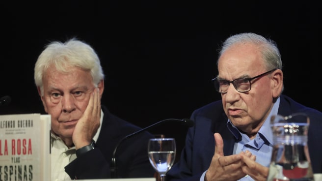 Guerra afirma que el "disidente" en el PSOE no es él sino Sánchez por cambiar de postura El ex vicepresidente del Gobierno Alfonso Guerra (d), junto al ex presidente del Gobierno Felipe González (i), durante la presentación de su libro 'La rosa y las espinas: El hombre detrás del político', este miércoles en el Ateneo de Madrid.