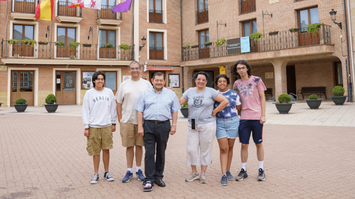 Pablo Melzer, Alma Meirelles y sus tres hijos, con el concejal de Repoblación de Belorado en la plaza del pueblo.