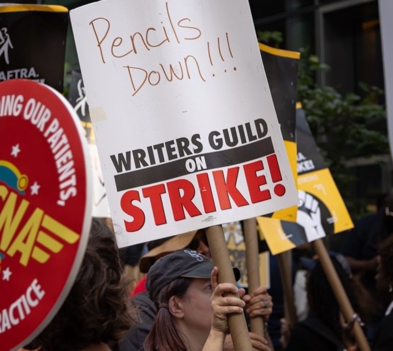 Hollywood ve la luz al final del túnel: los guionistas pondrán fin a su huelga tras 146 días