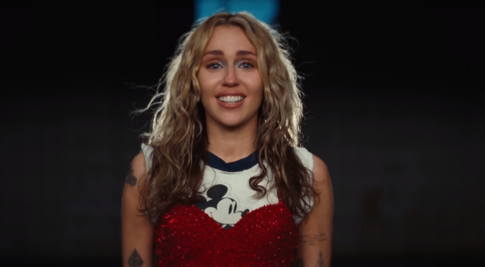 Miley Cyrus en un fotograma de 'Used To Be Young'