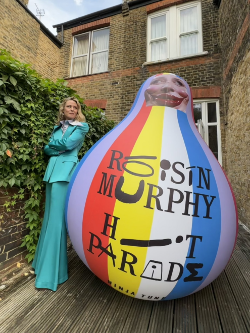 Róisín Murphy con un elemento promocional de su nuevo disco