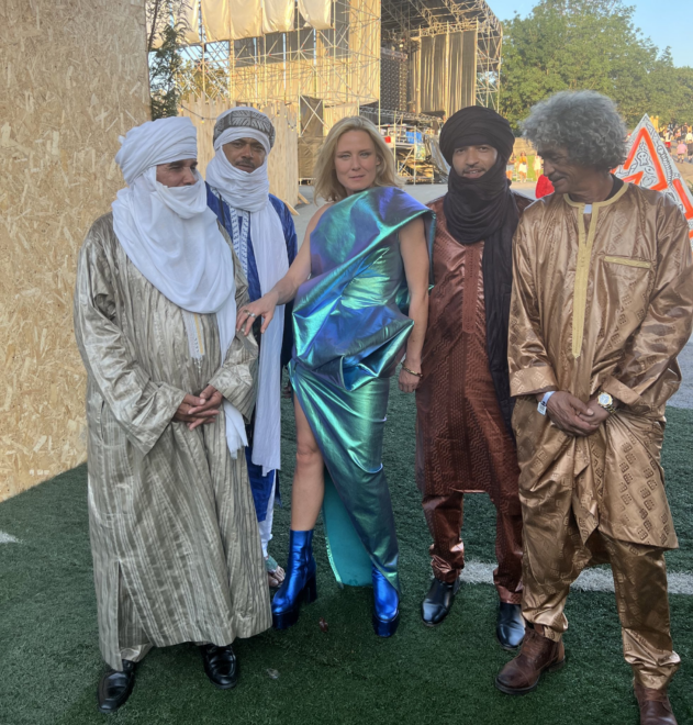 Róisín posa con Tinariwen, grupo musical touareg en el BBK Live de Bilbao