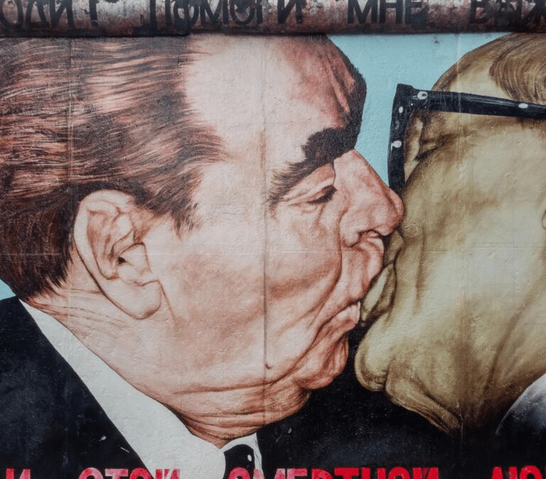 Polémicos, de amor o de traición: besos que hicieron historia