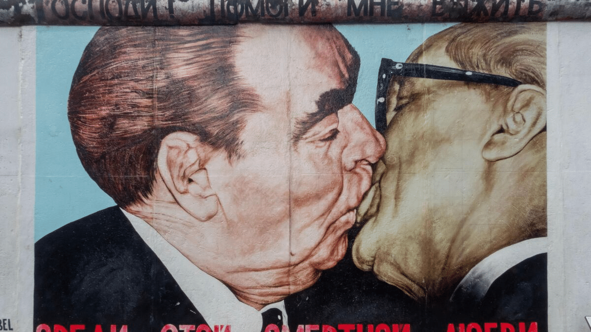 Beso entre Honecker y Brézhnev, inmortalizado en el muro de Berlín