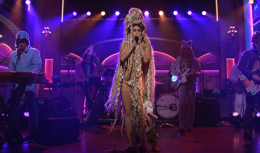 Miley Cyrus interpreta 'Karen Don't Be Sad' en SNL en 2015