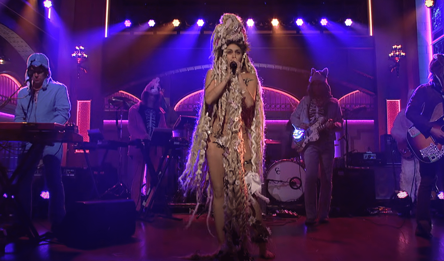 La redención de Miley Cyrus: de desnudarse a hacerse mayor