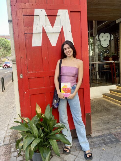 Mara Mariño sostiene su libro, 'Todo lo que mi novio debería saber sobre feminismo'