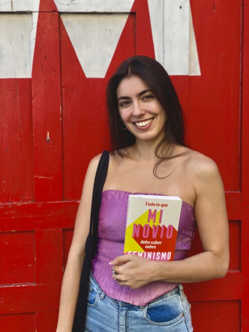 Mara Mariño sostiene su libro, 'Todo lo que mi novio debería saber sobre feminismo'