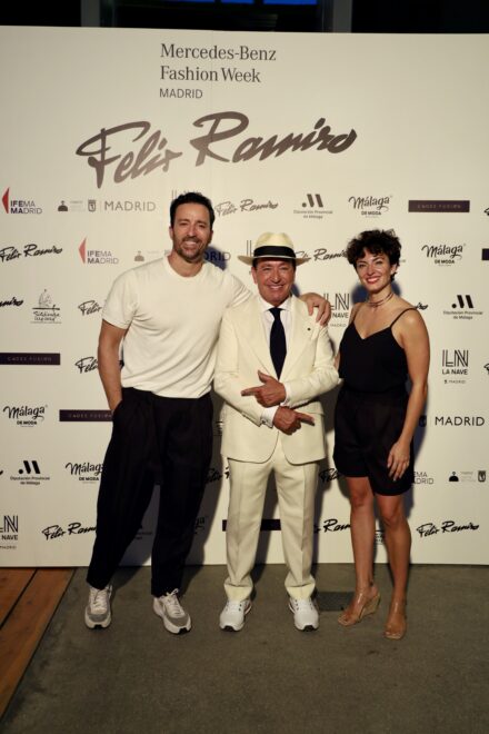 Félix Ramiro posa con Pablo Puyol y su mujer, Beatriz Mur