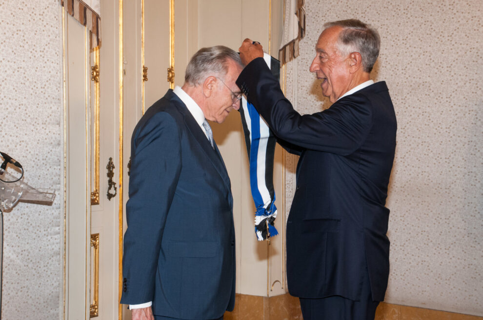 Rebelo de Sousa entrega la Gran Cruz de la Orden del Infante Don Henrique a Isidro Fainé.