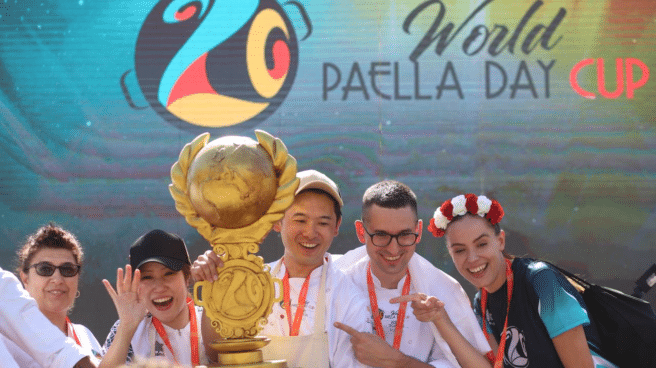Japón gana la mejor paella Japón, liderado por el chef Kohei Hatashita, en World Paella Day Cup 2023, tras ganar el premio a la mejor paella