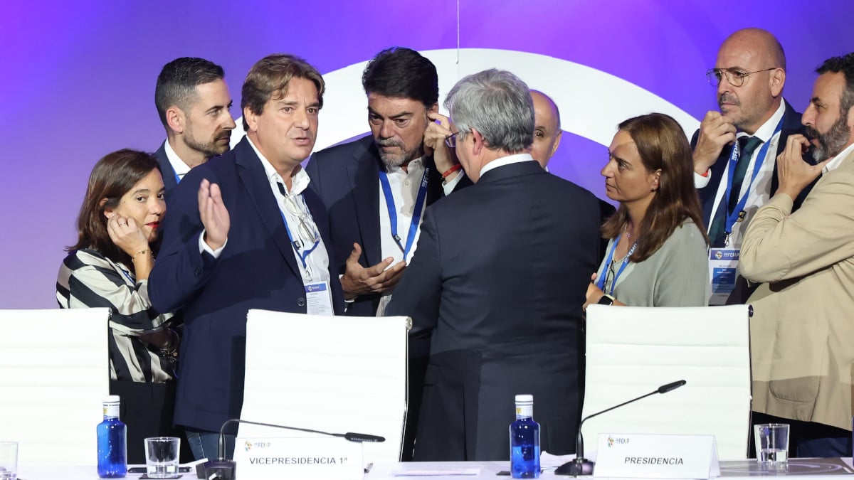 El alcalde de Fuenlabrada, Javier Ayala –tercero por la derecha–, durante la votación de los órganos de gobierno de la FEMP.
