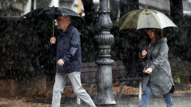 Jorge Rey vs Aemet predicciones otoño 2023 Dos personas se protegen de la lluvia con sus paraguas mientras Jorge Rey vuelve a contradecir las previsiones de la Aemet para este otoño 2023