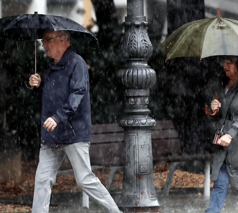 Más de la mitad de España está en aviso por calor y lluvia este martes