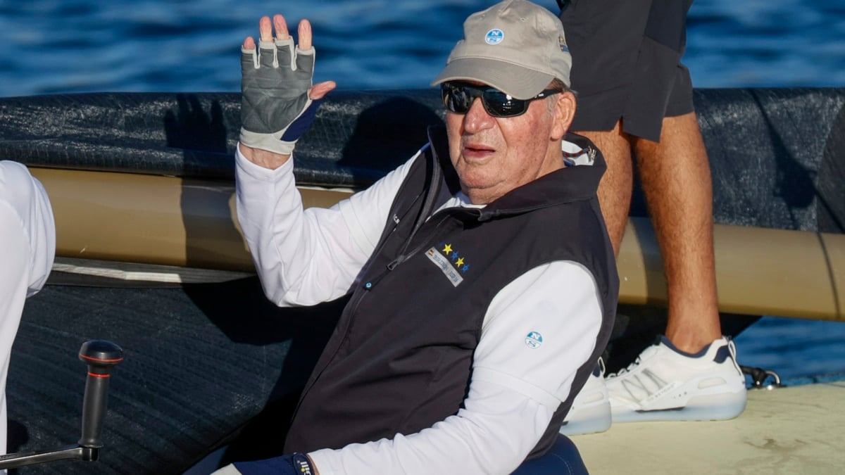 El rey Juan Carlos saluda este viernes en el Club Náutico de Sanxenxo, tras navegar en la VIII Regata Rey Juan Carlos I Corte Inglés.